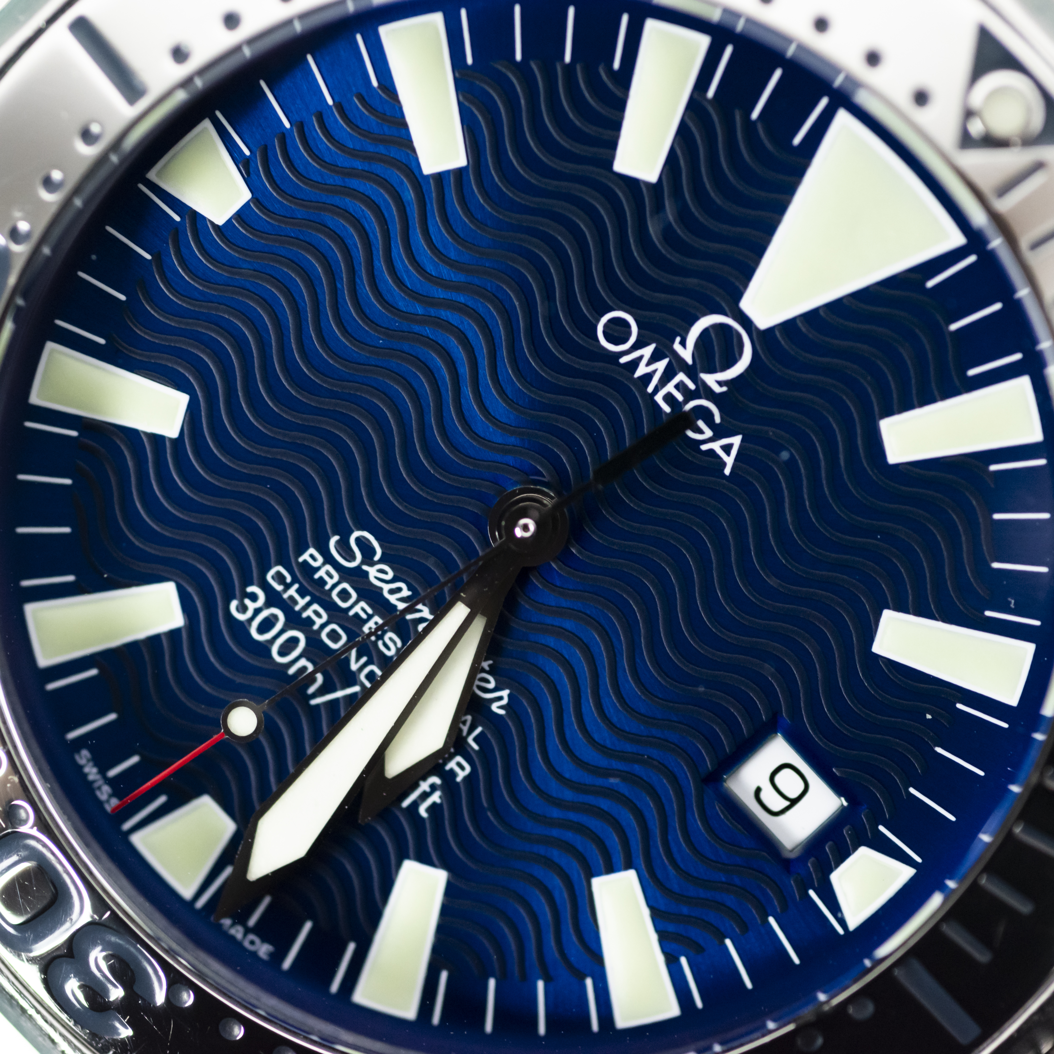 Zegarek na tle dokumentacji i certyfikatów