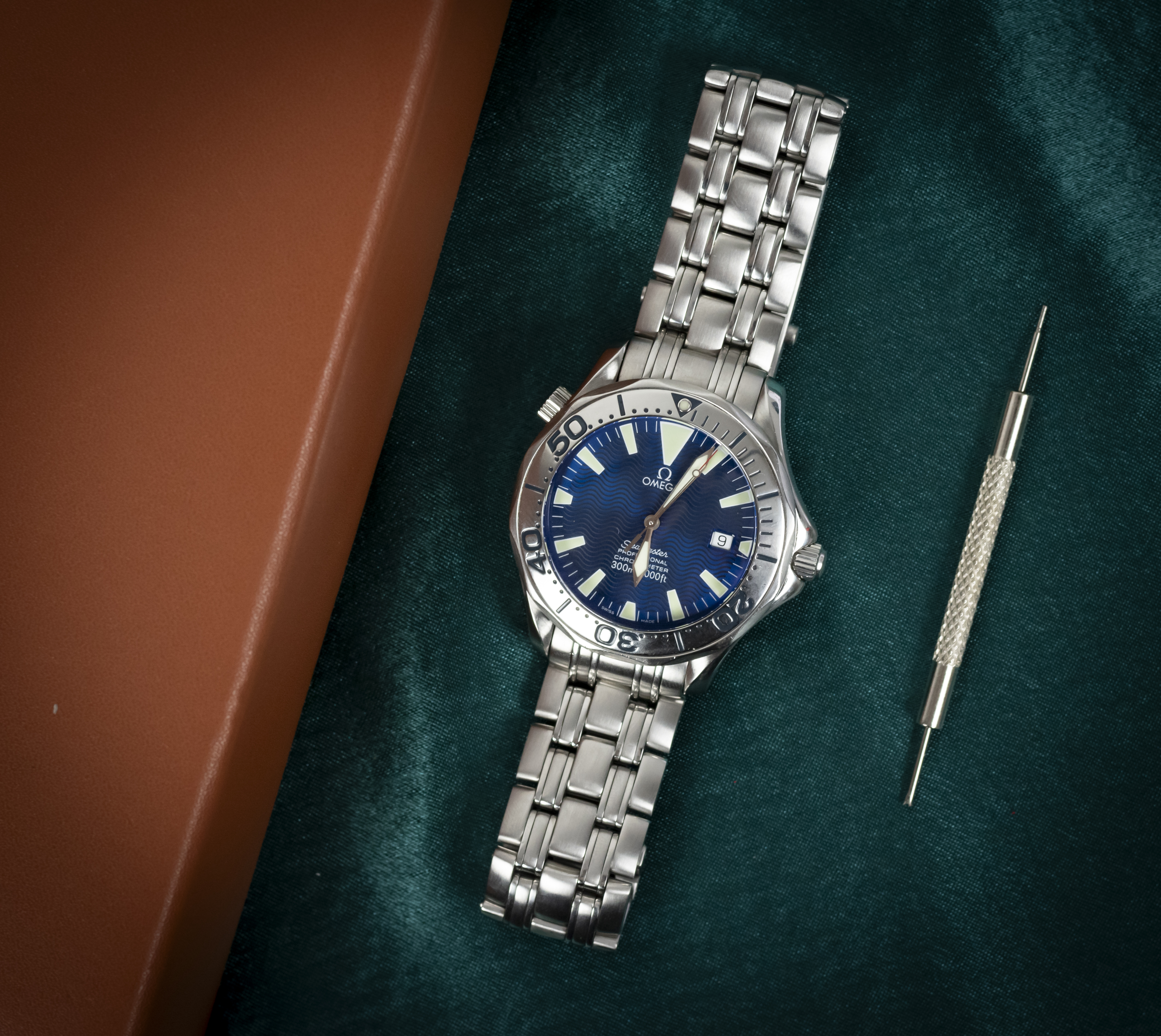 Zegarki Omega, Breitling i Rolex z certyfikatami chronometru na tle strony noblewatch.pl