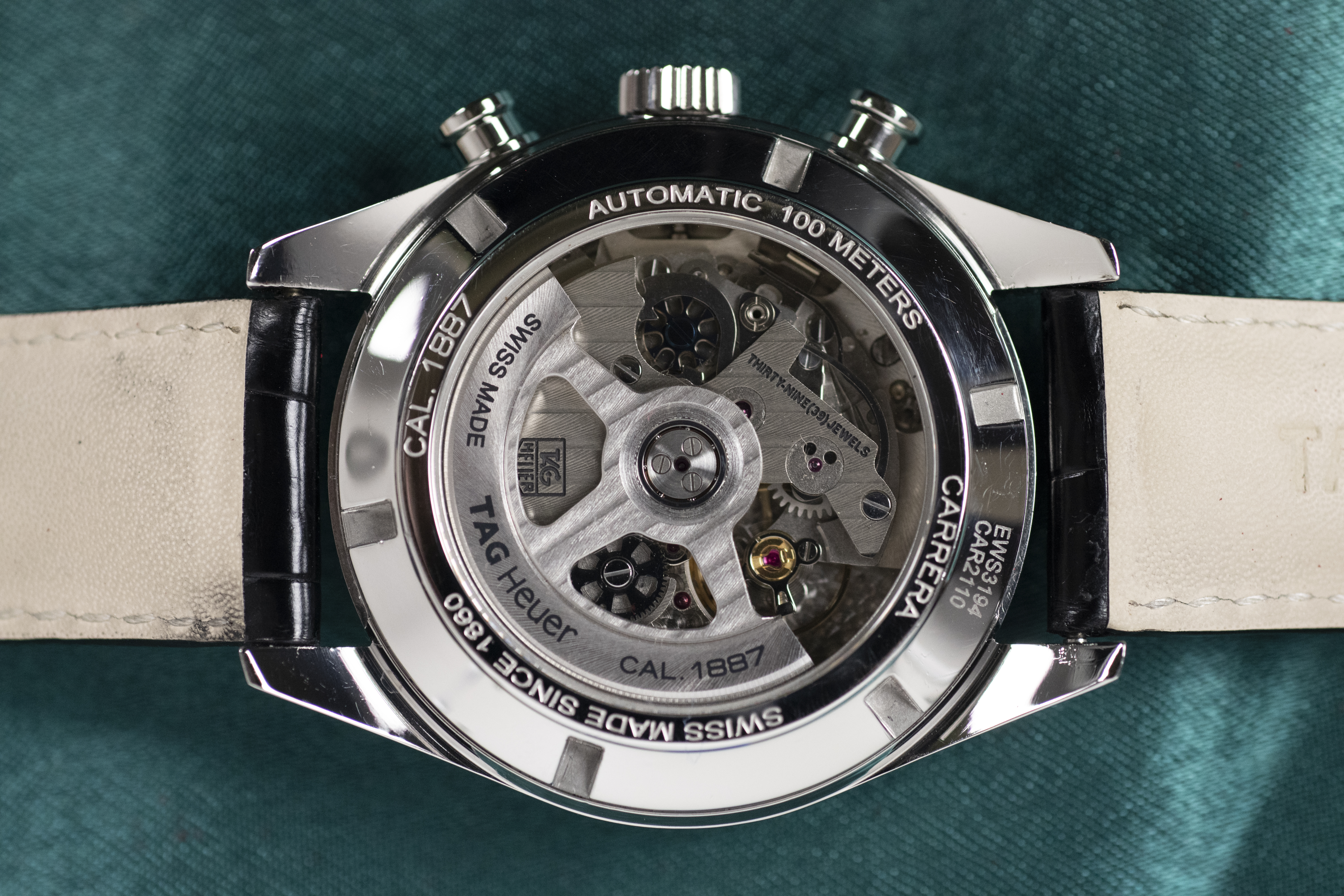 Mężczyzna nakręcający zegarek z ręcznym naciągiem