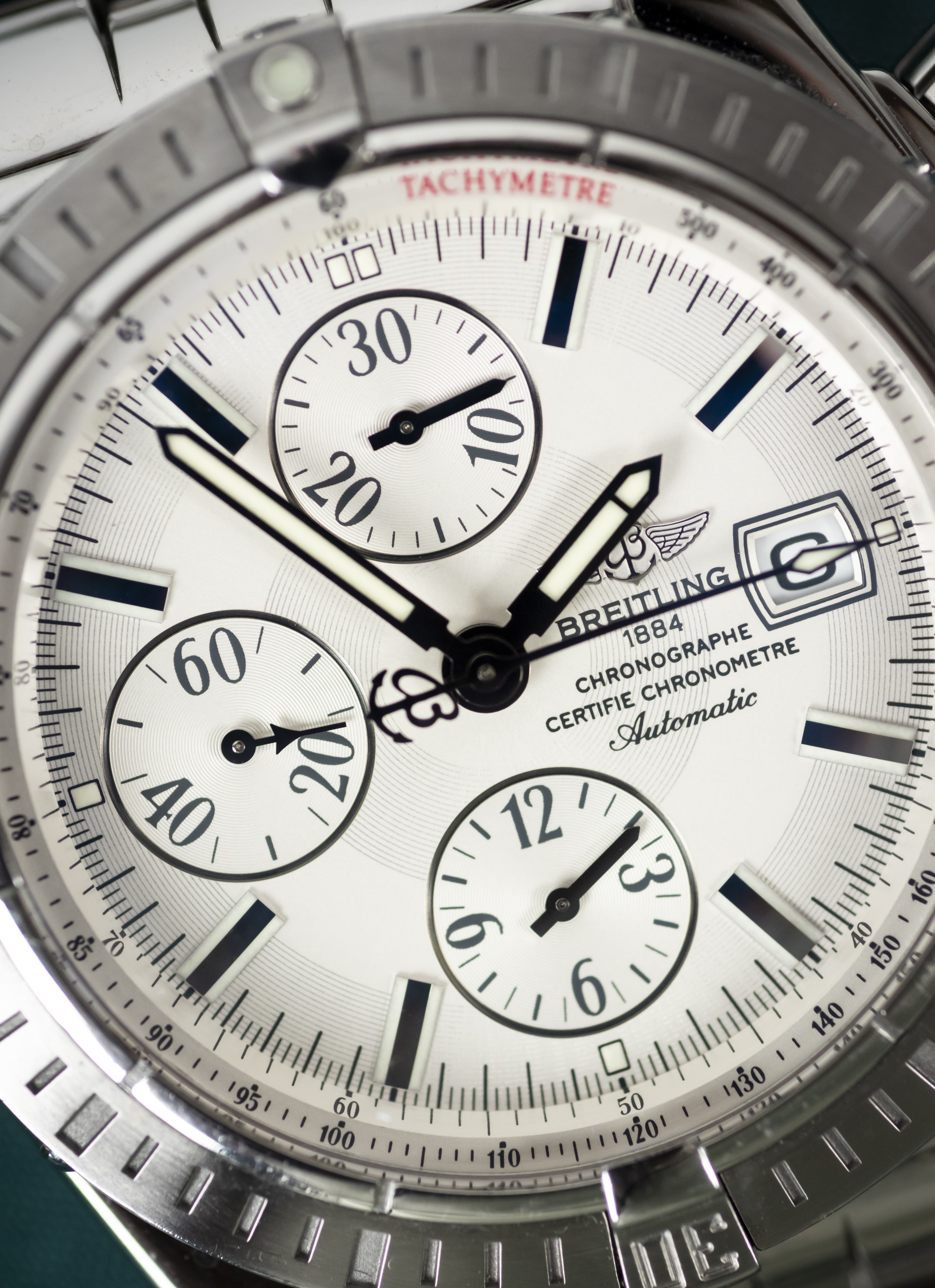 Zegarek z przeszklonym deklem ukazującym mechanizm