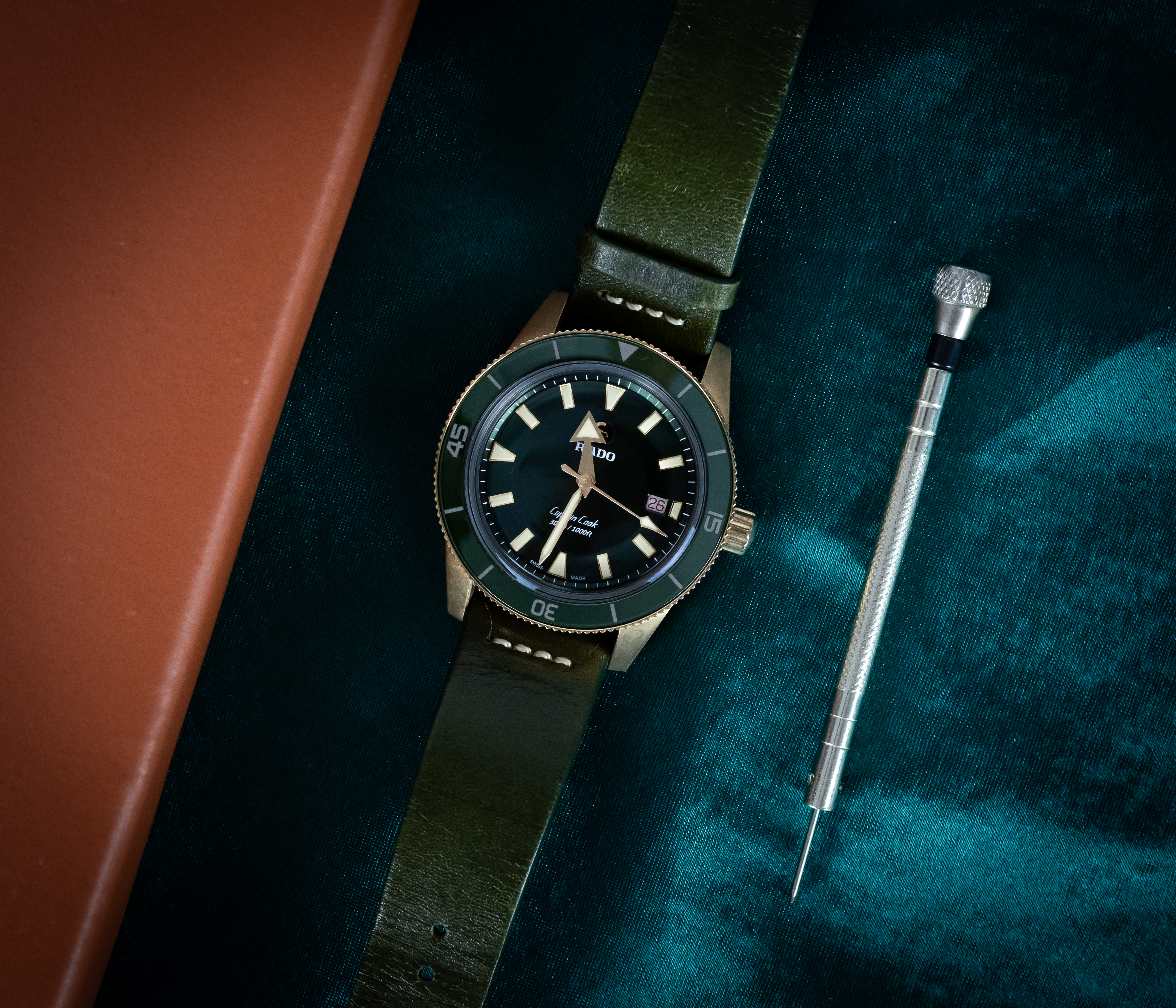 Zegarek i kalkulator symbolizujące oszczędność podatkową