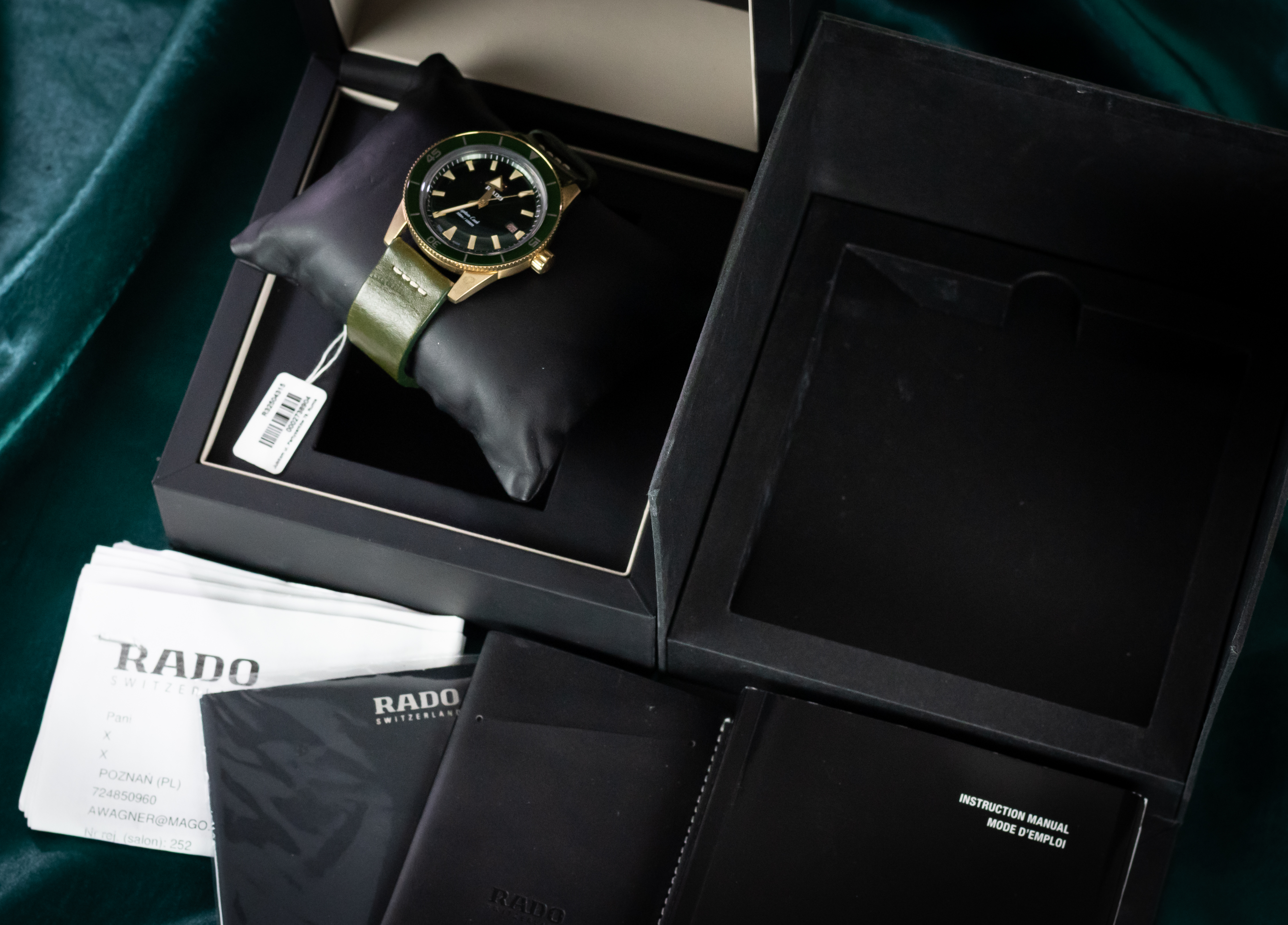 Zegarek z dokumentami symbolizujący bezpieczeństwo zakupu