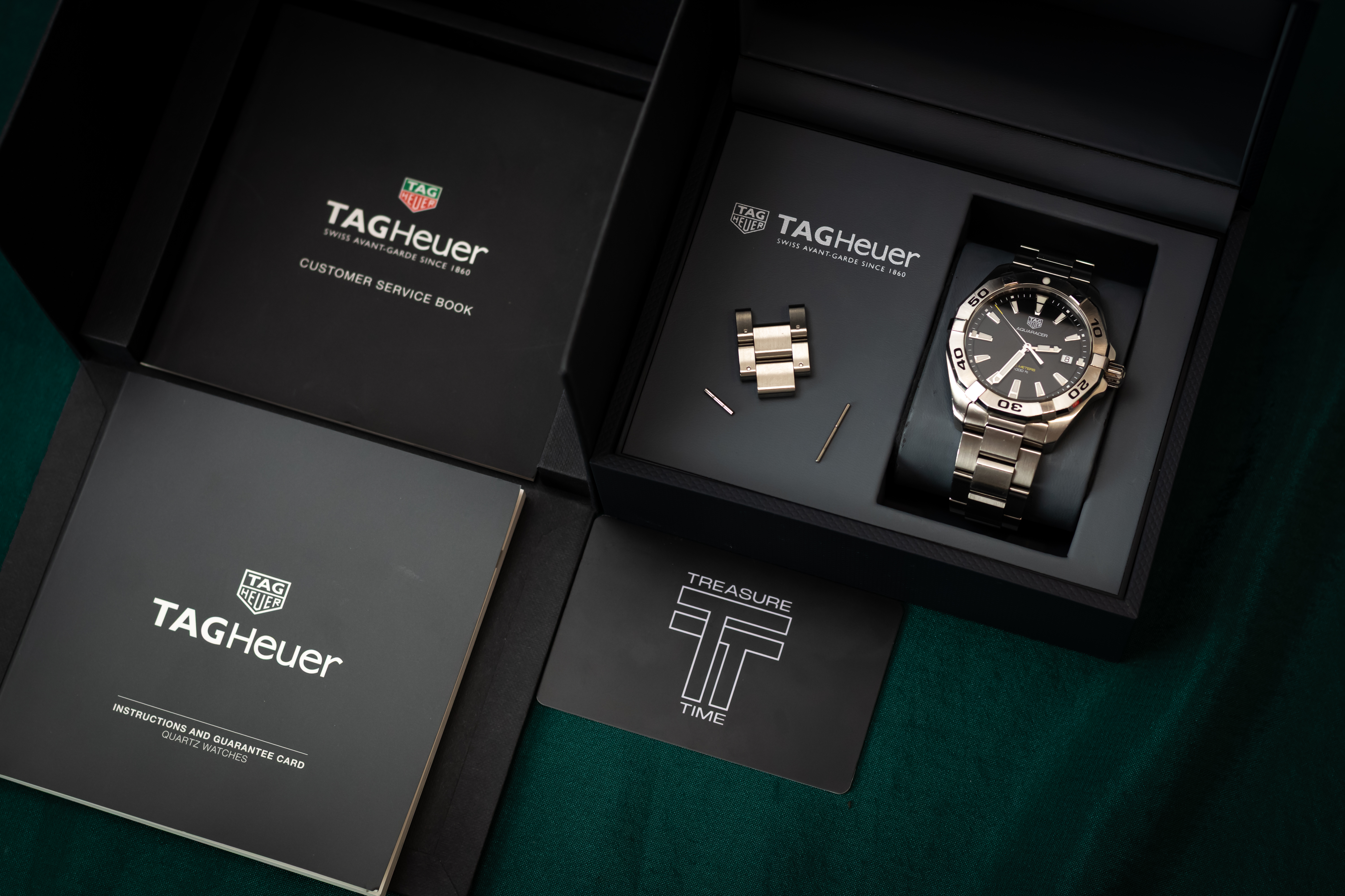 Dokumentacja i pudełko luksusowego zegarka
